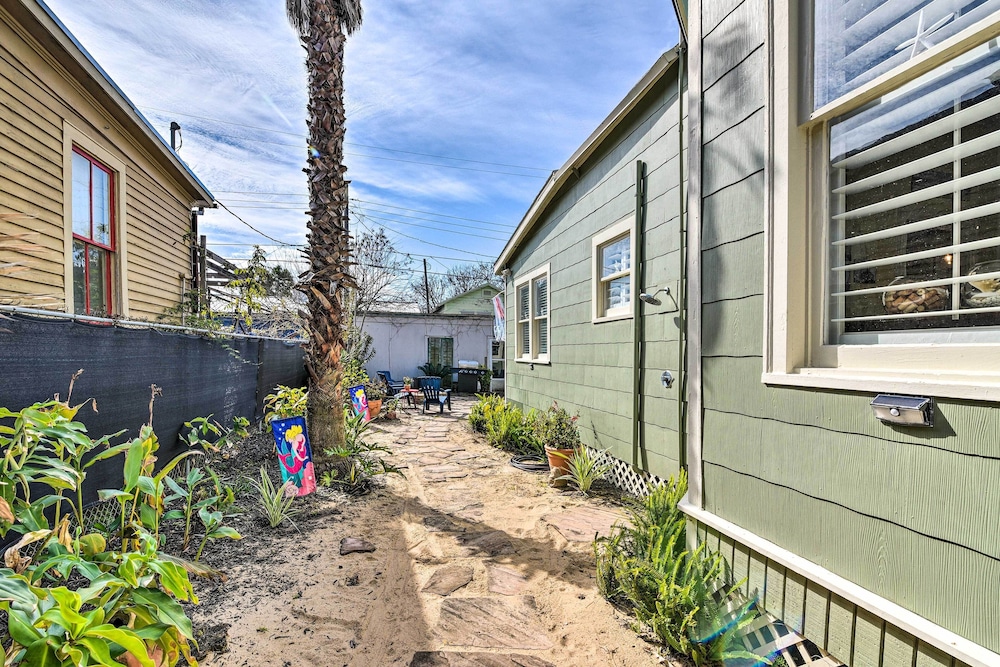 Historic Galveston Hideaway, Walk to the Beach!