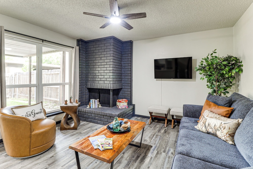 5 Mi to At&t Stadium: Townhome w/ Community Pools!