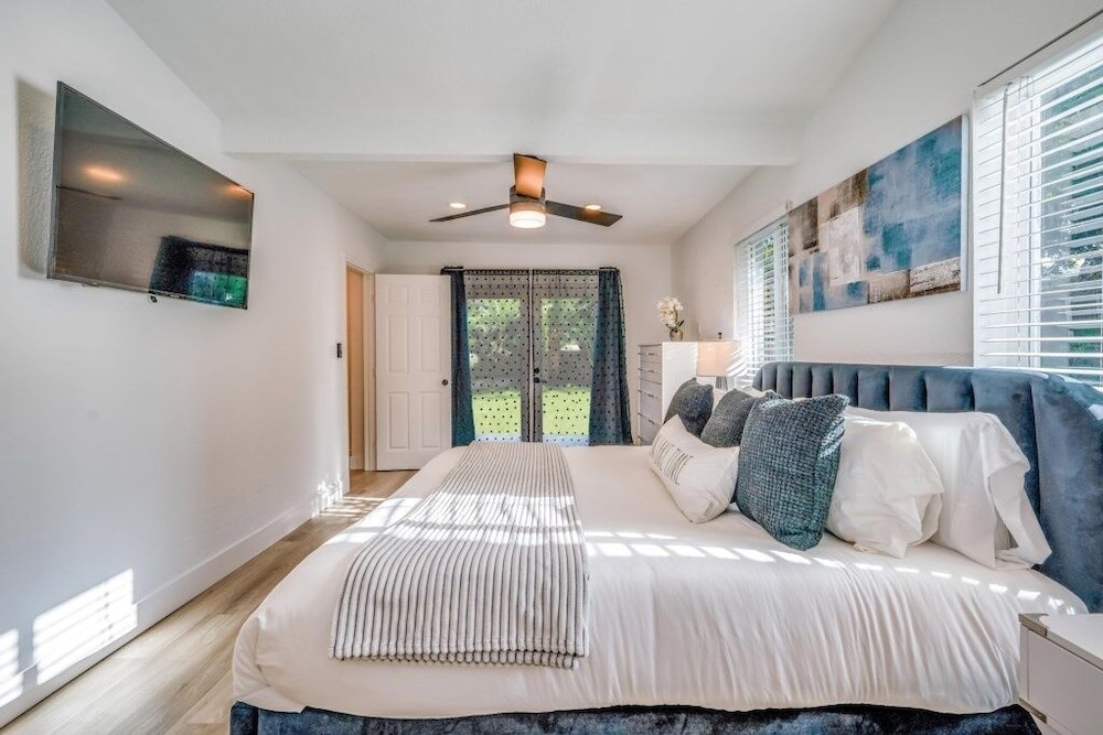 Fox Private Resort- Near Downtown & Beach 8 Bedroom Home