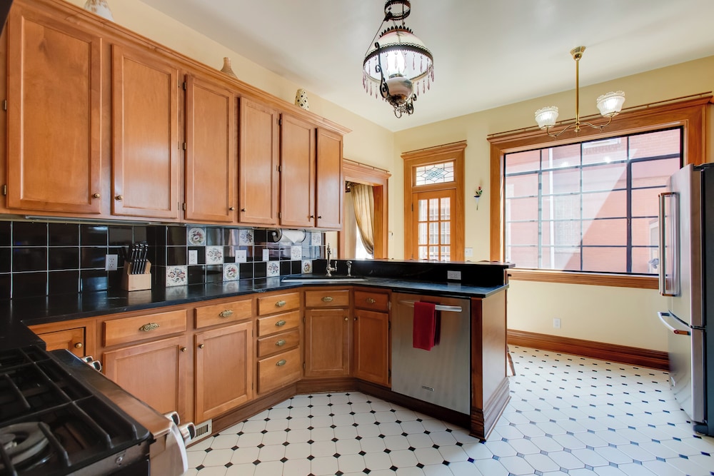 Victorian-style Cheesman Park Apt - 2 Mi to Dtwn
