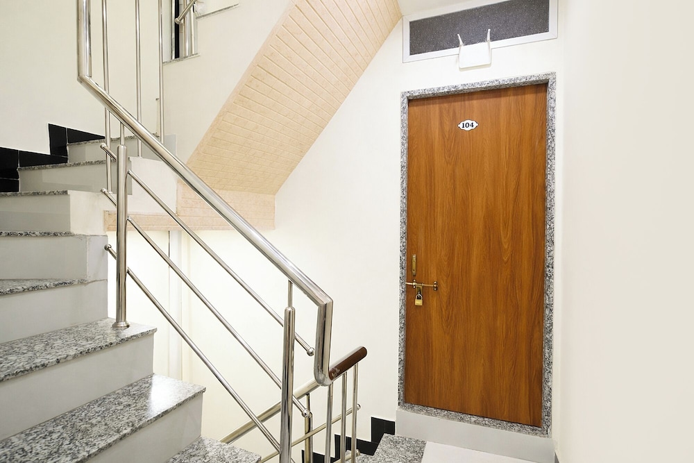Fabhotel Ratna Palace I
