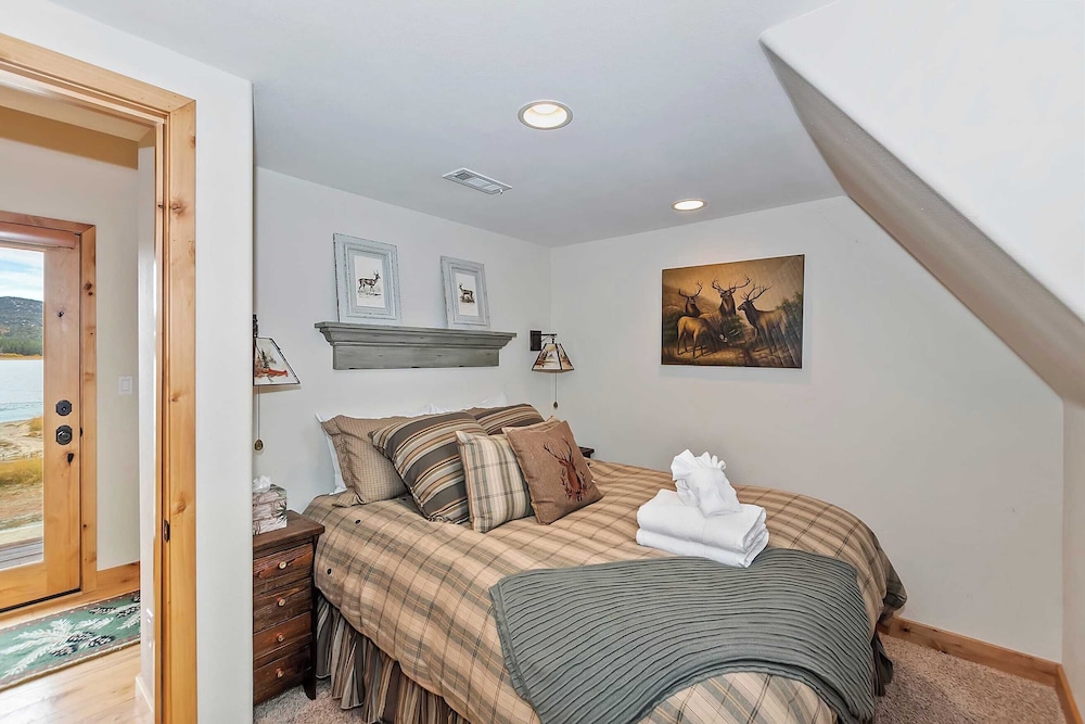 2 Lakefront Homes by Avantstay Sleeps 23, Private Dock+beach, Hot Tub, Fire Pit, Deck Views