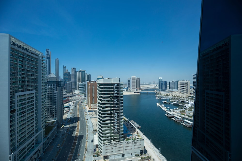 SIMPLY COMFORT Urban Chic Suites in J One Tower City & Canal Views
