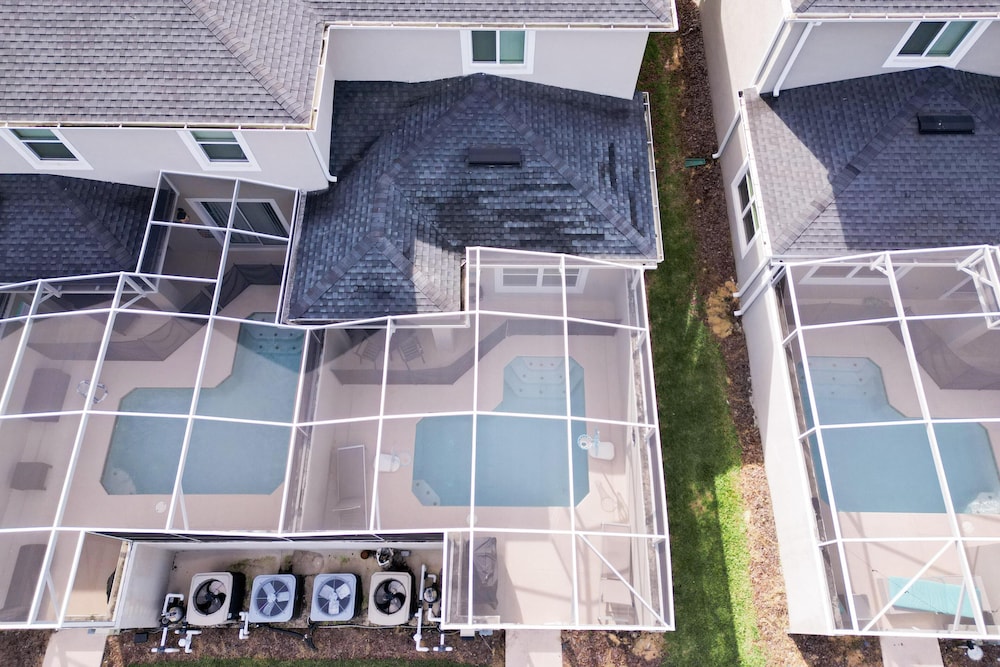 8967 CC - Cozy 5 Bed Home With Private Pool