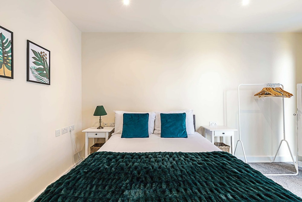 Vibrant London Canal Apartment