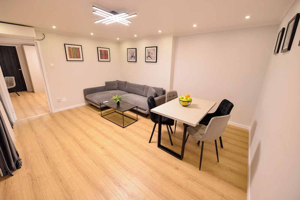 Libra Apartment - Two Bedrooms - 5 Guests - Next To Cismigiu Gardens