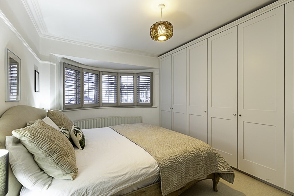 Gorgeous 4-bed Home With a Fireplace and Terrace