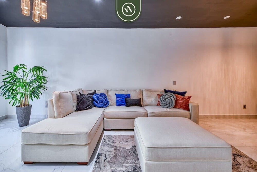 Modern 2BR Condo in Old Town - Private Terrace