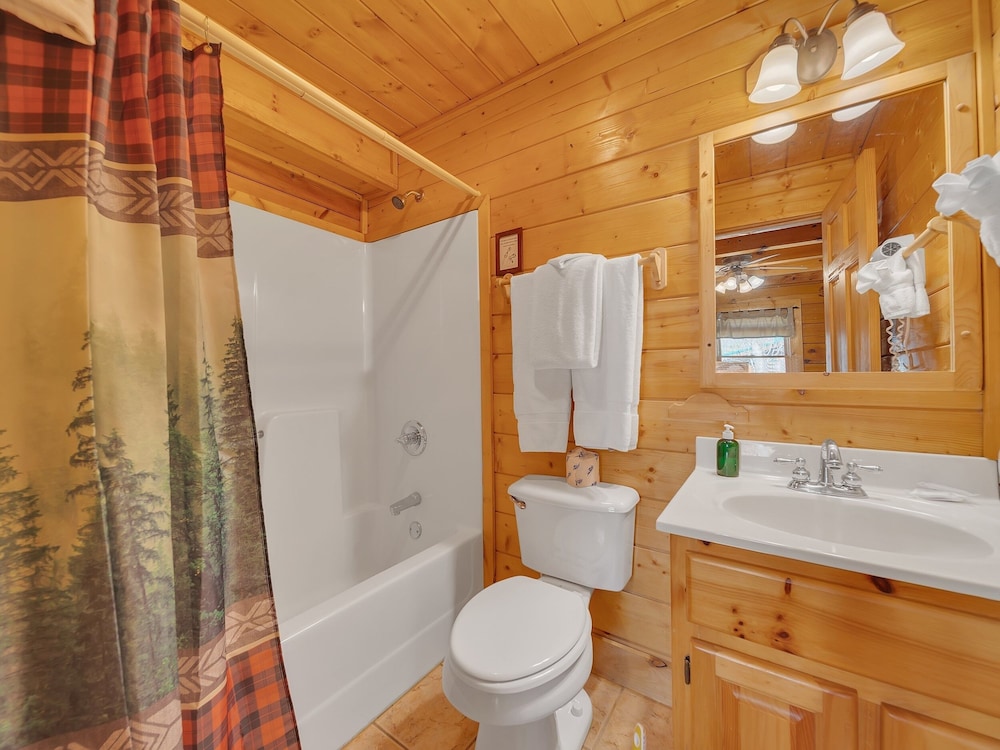Ern821 - Tranquil Times 5 Bedroom Cabin