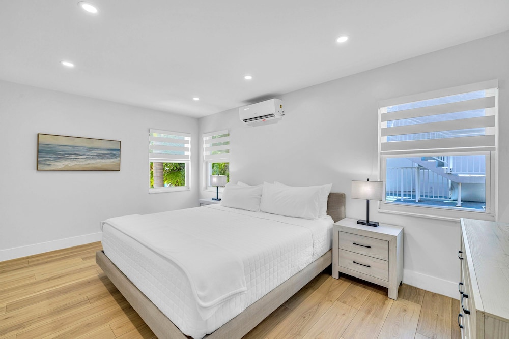 Beach Condo King Bed Lush Patio w BBQ Birch Key Seven