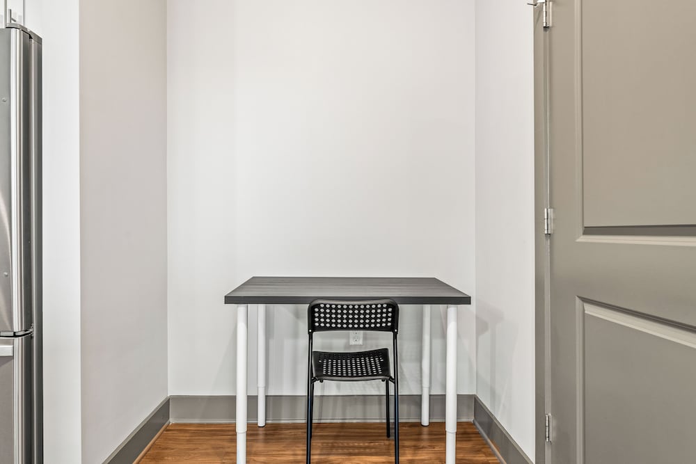 Monarch Apartments 15m to Parks, Pet Friendly, Free Parking by Heavenly Homes
