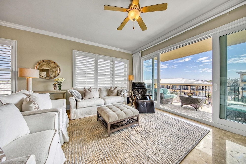 Salt Water Express by Avantstay Top Floor Corner Unit Adagio