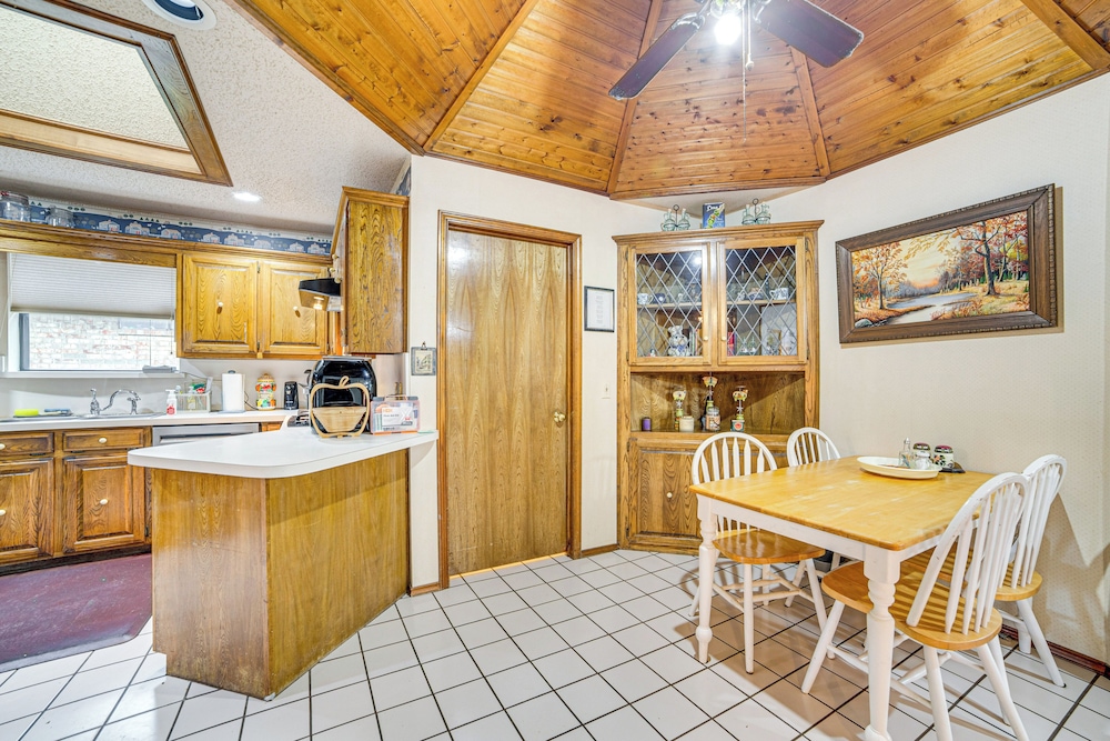 Pet-friendly Home w/ Pool - 8 Mi to Central Plano!