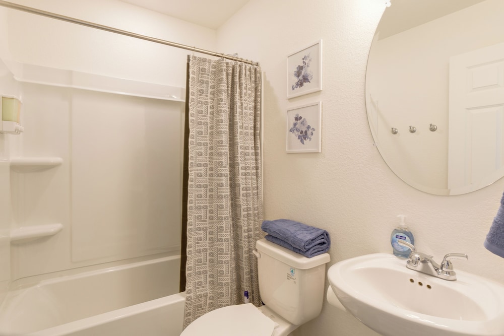 9 Mi to Airport: Pet-friendly Aurora Home w/ Deck