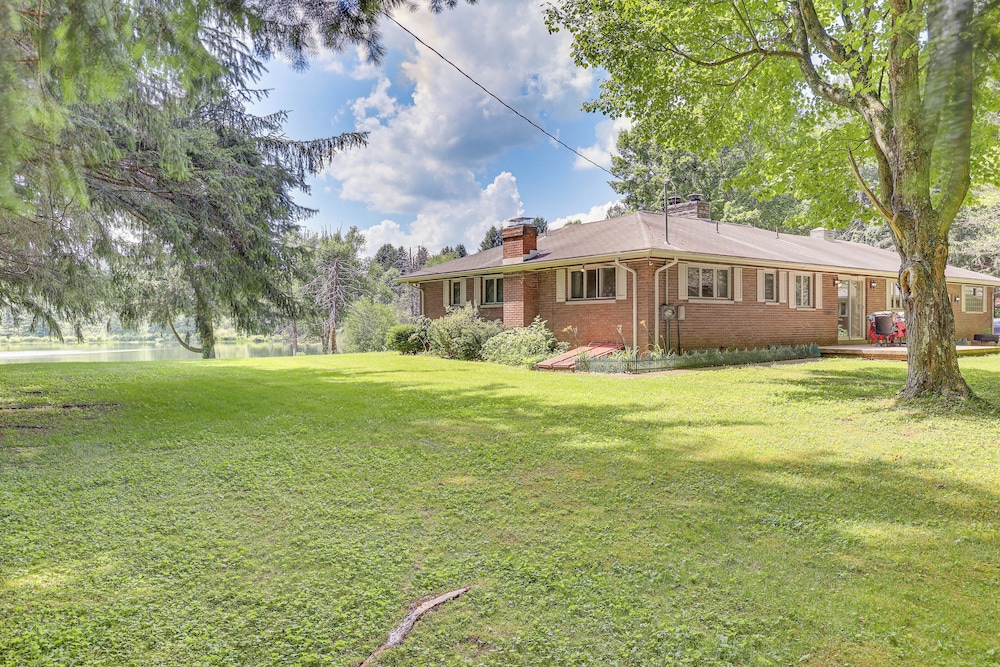 Pet-friendly Grove City Home w/ Lake on 19 Acres!