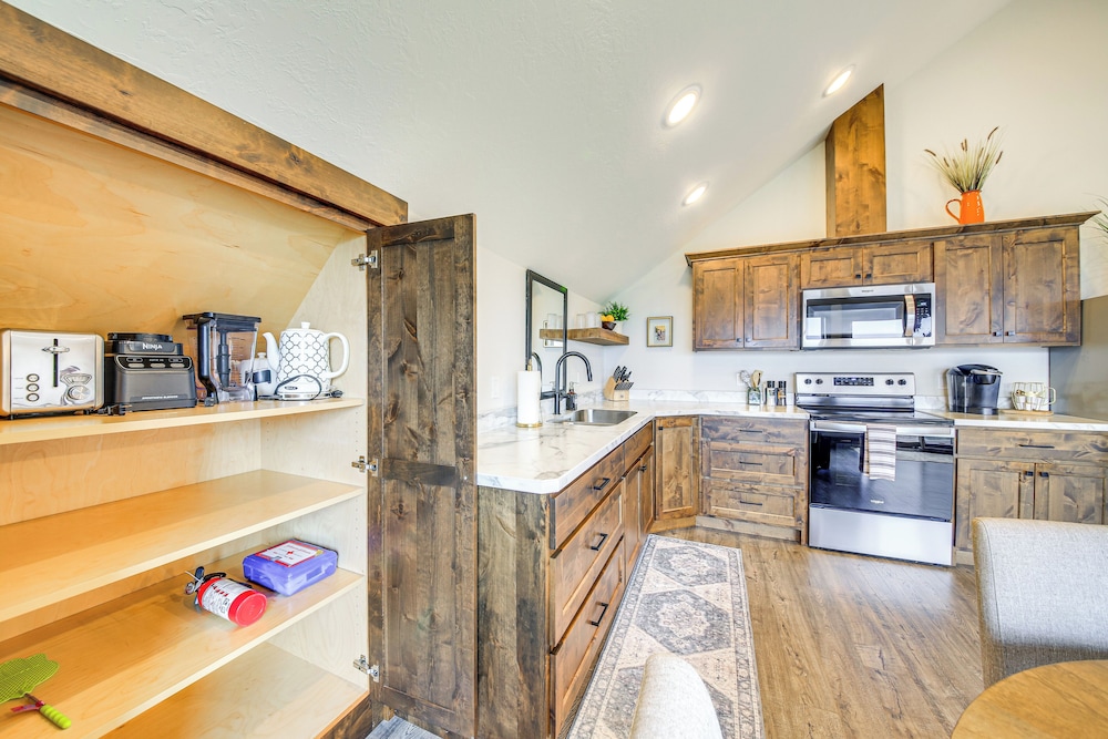 Mtn & River-view Gem w/ Balcony in Bonners Ferry