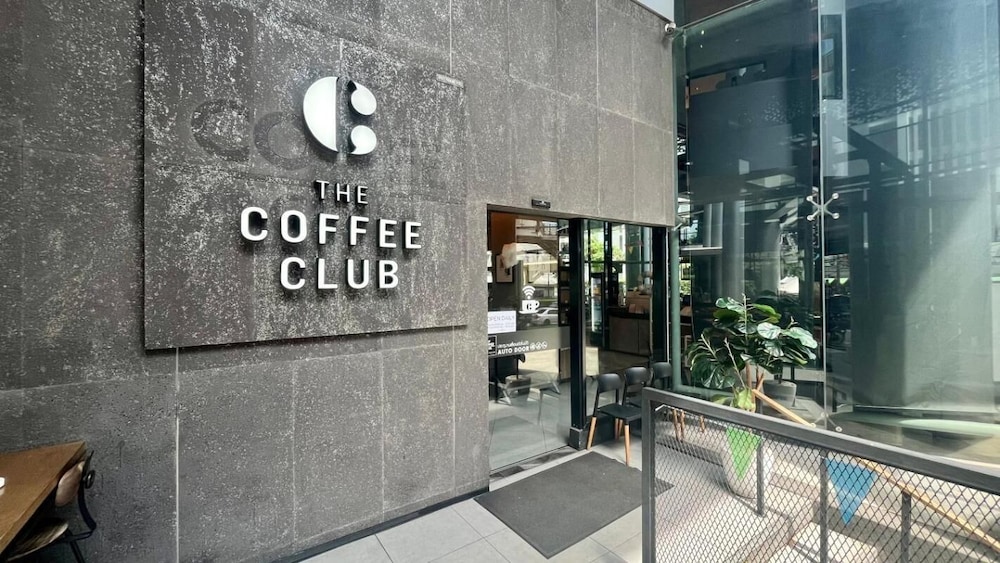 1BR Condo 5 Min to BTS 1000mbps Fiber Wi-fi Great Location