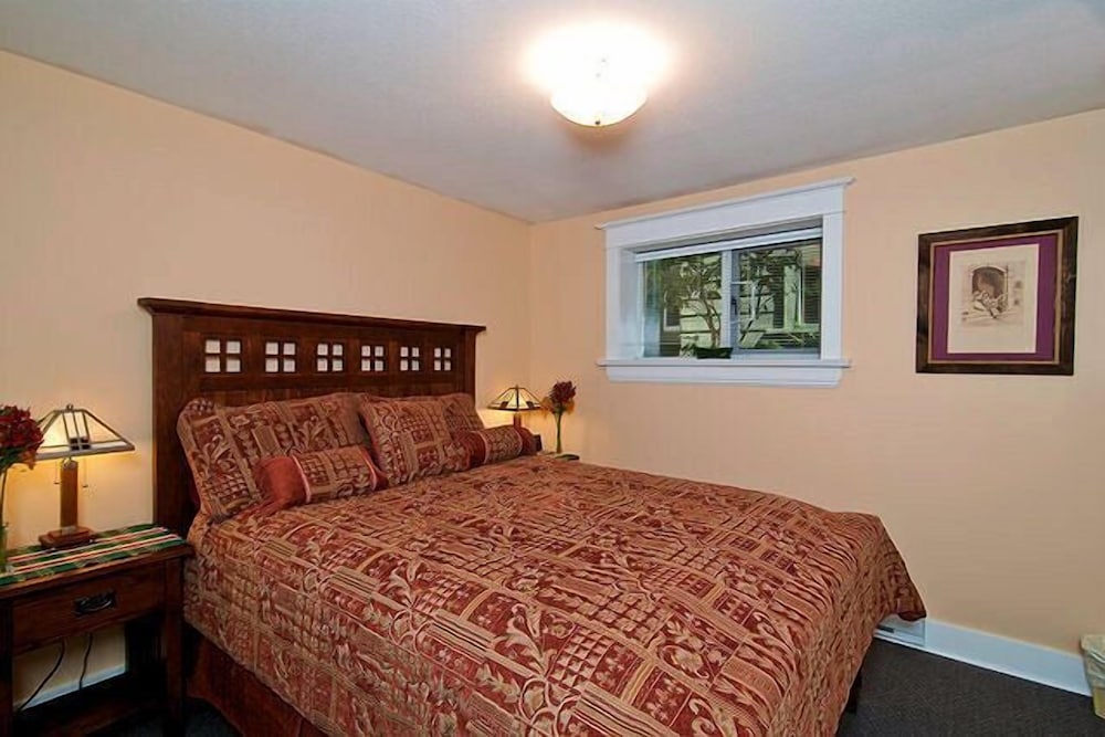 A Suite at Kitsilano Cottage - Image 2