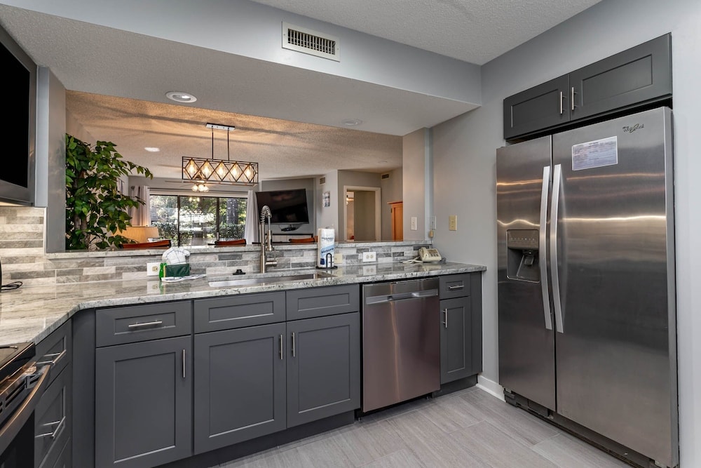 Beautifully remodeled 2 bedroom villa - 12D West Hyde Park 2 Villa view 3