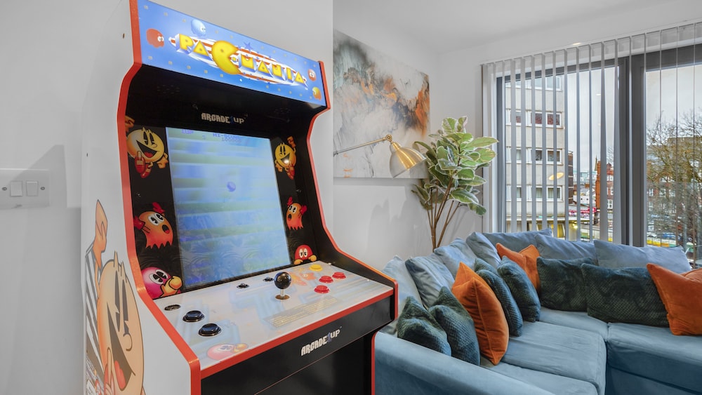 2bed Apt Sleeps 7 - Arcade Machine, Wifi, Central view 5