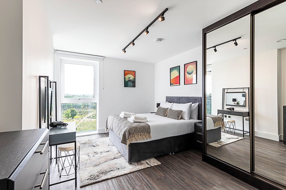 Sleek and Stylish 9th Floor Apartment