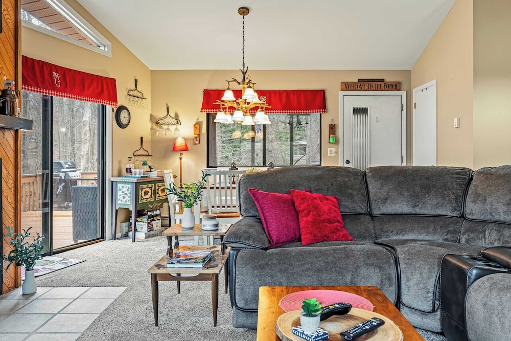 Atlas Point Lodge Sauna, Fireplaces, Kayaks, Lakes + Pet-friendly Yard
