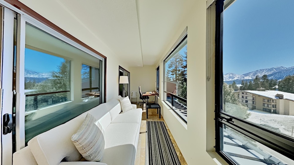 Gorgeous Remodeled Condo With Views Of Mammoth Mountain! by RedAwning
