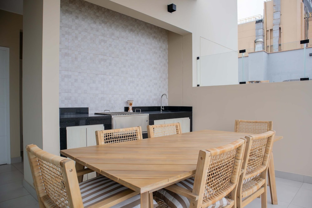 w Chic 1BR Apartment w Scenic Balcony in Central Miraflores