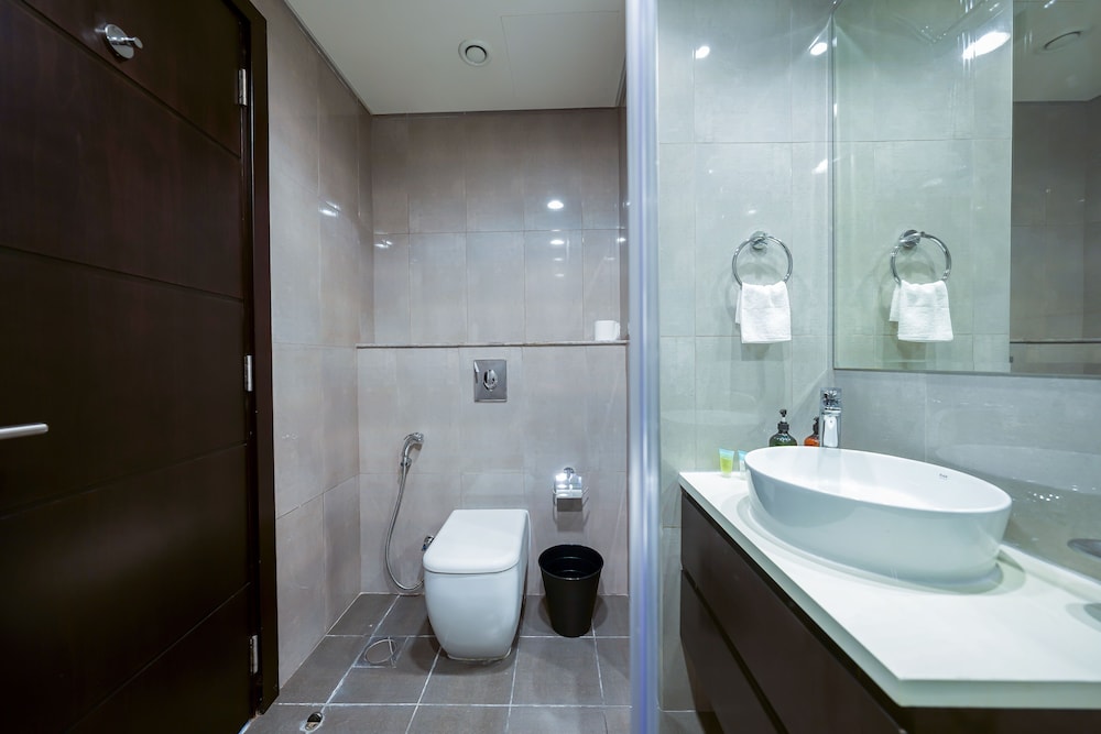 Tanin - Apartment Amidst Lively Area With Pool and Balcony