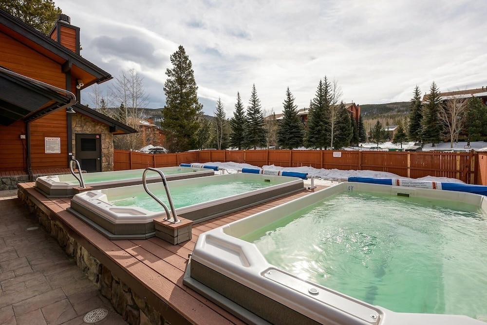 Mountainside 145a 2 Bedroom Condo by RedAwning