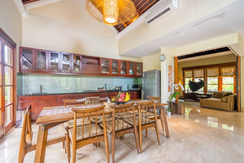 Cliffront Tropical Villa Cantik