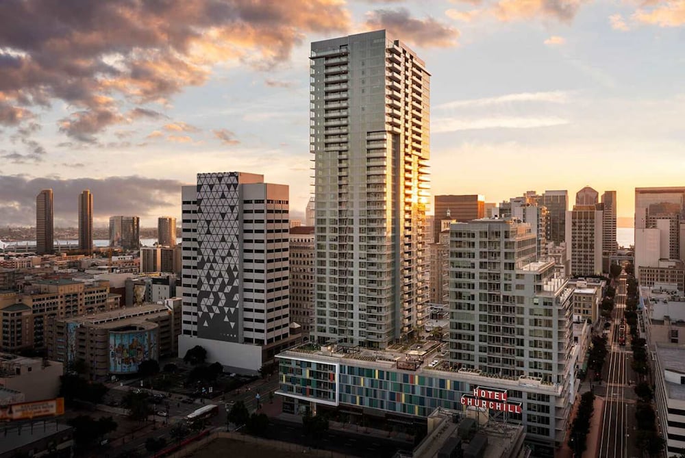 NEW Upscale Downtown San Diego Stay Queen Bed Pool Sauna