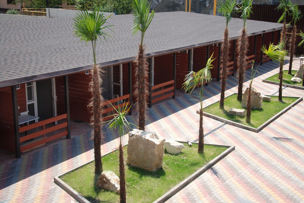 Peak Season Hotel