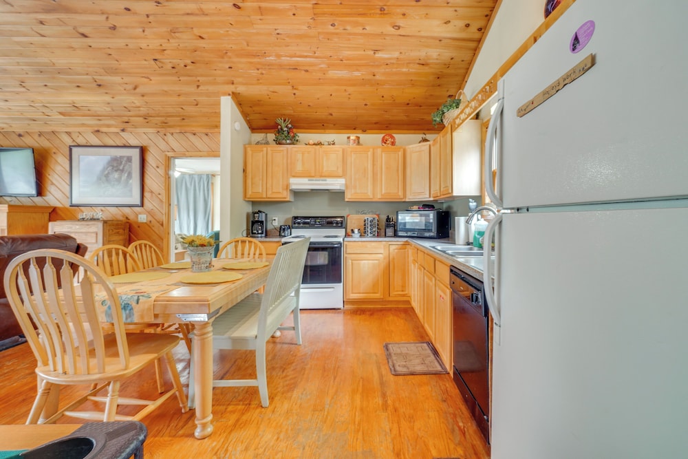 Resort Cabin With Private Hot Tub!
