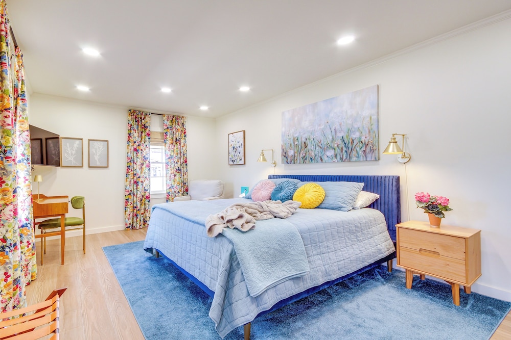 Colorful & Retro Perkinston Cottage w/ Yard!