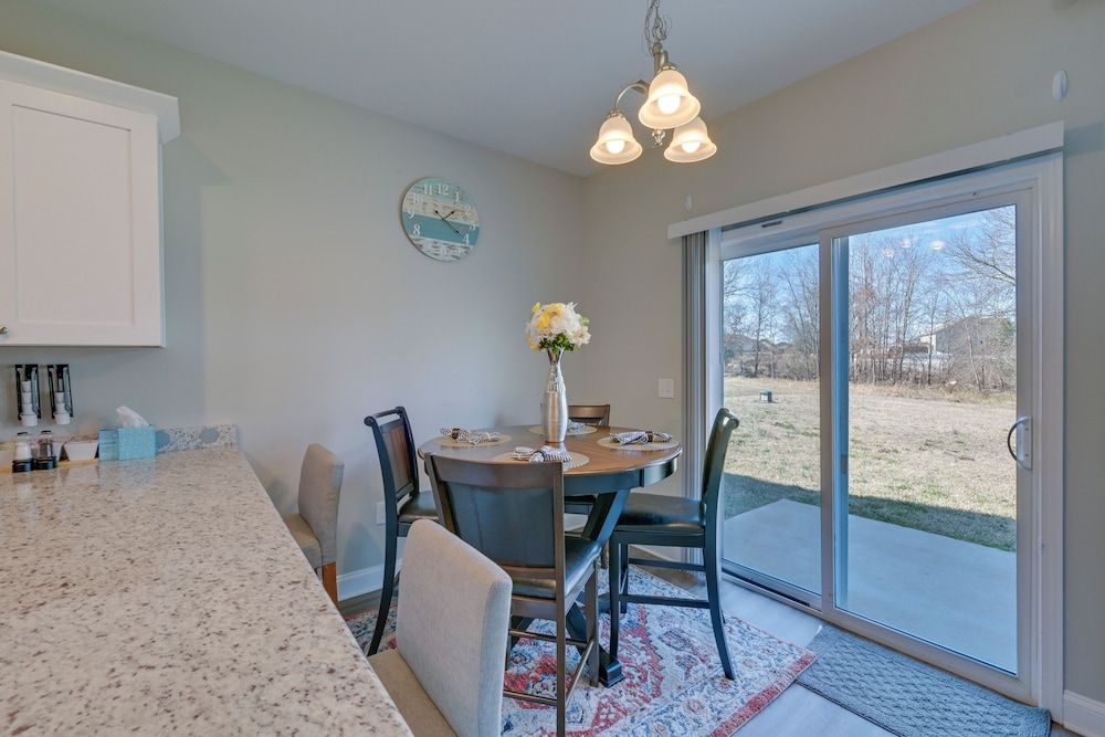 6 Mi to PNC Music Pavilion: Concord Townhome