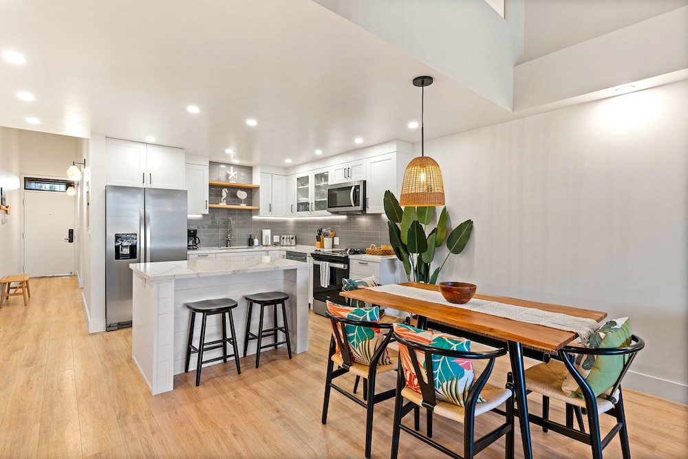 Summer Sale! Deluxe Modern Renovation, Split-ac, Kamaole Sands 4-411, Book Now!