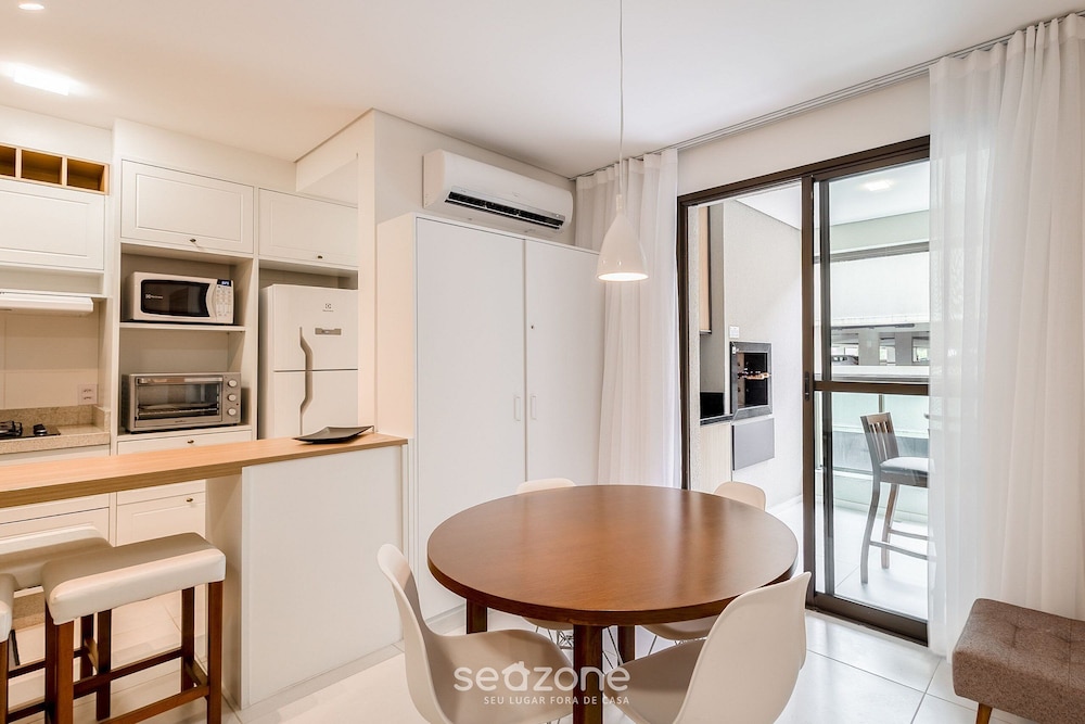 Modern apt With Pool Near the Beach Avr0203