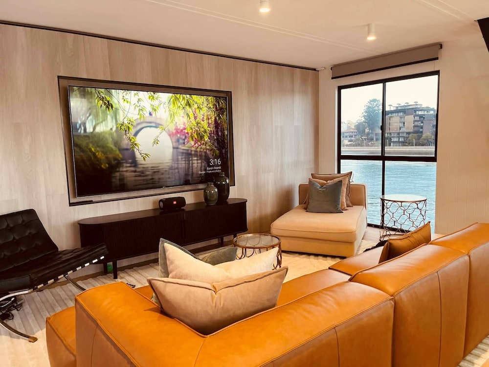 Luxury Penthouse Houseboat n the Heart of the City