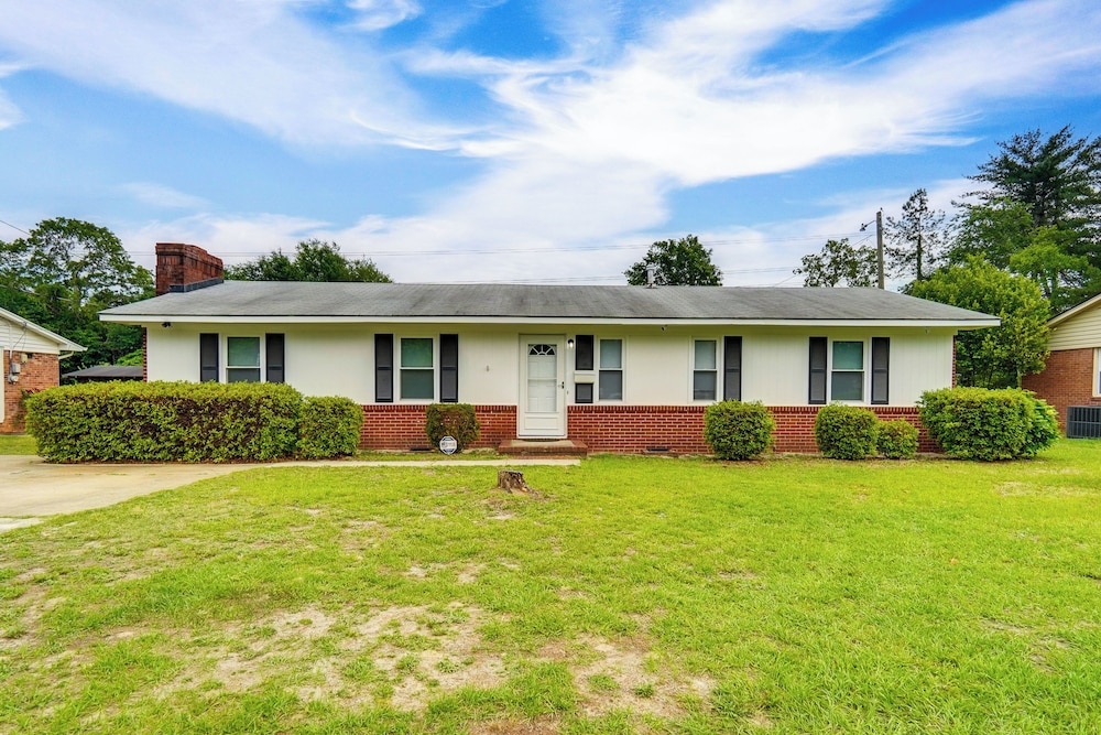 5 Mi to Dtwn: Family-friendly Fayetteville Home!