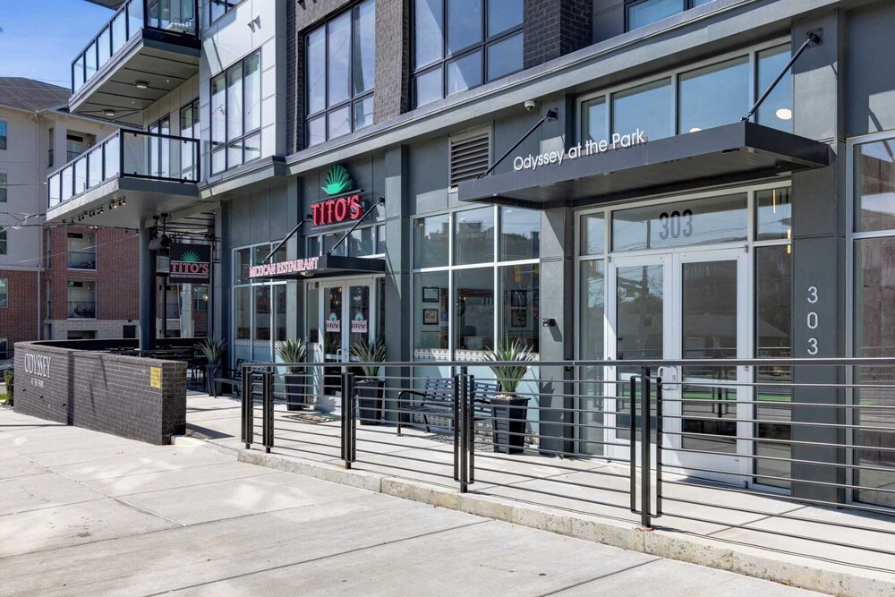 2 Units in Walkable Midtown Location, Gym+pool Honkey-tonk & Muse by Avantstay