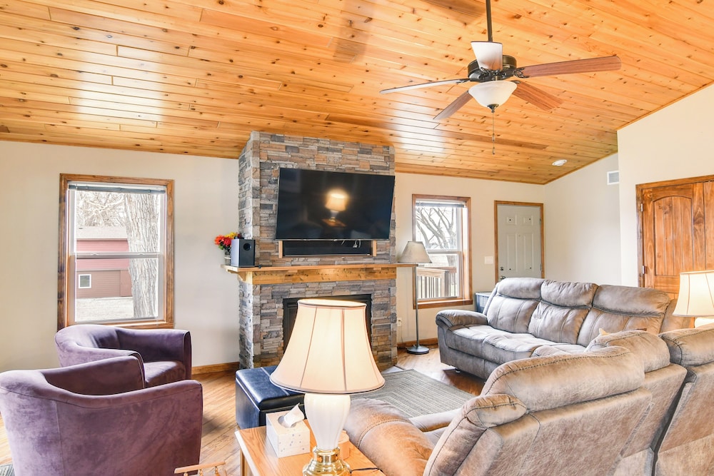 6 Mi to Dtwn Pella: Riverfront Cabin w/ Game Room!
