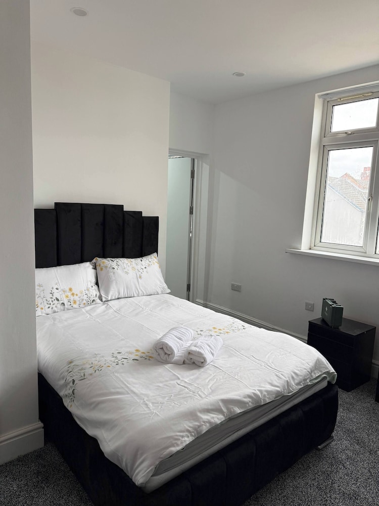 Peaceful Luton Apartment Close to Airport & Amenities