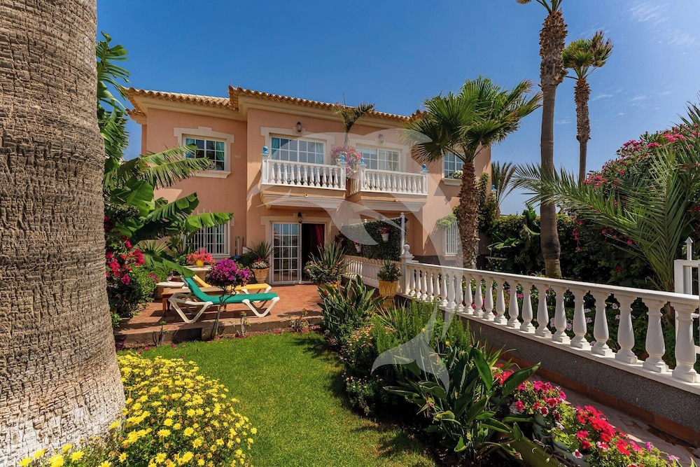 El Médano Apartment With Pool and Garden Views