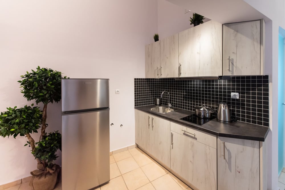 Drakatos Apartment 1B Z