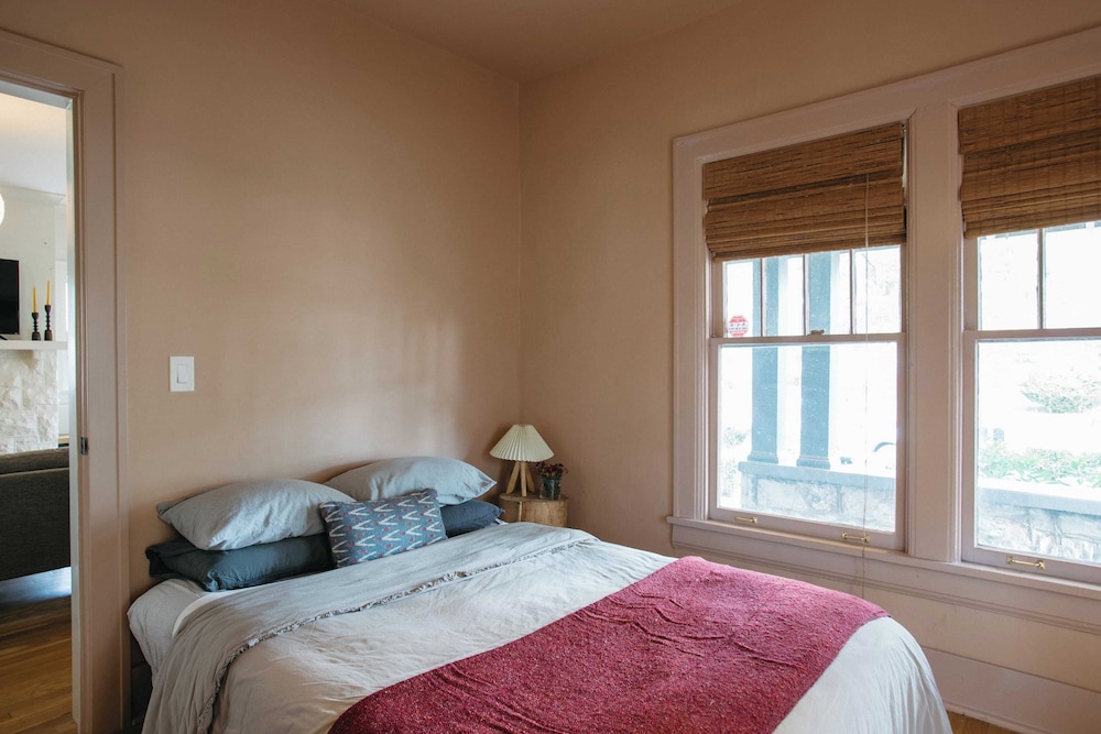 East Nashville Retreat w/ Fireplace, Backyard Firepit, Outdoor Dining & Minutes From Downtown Music, Food & Nightlife Chapel House by Avantstay