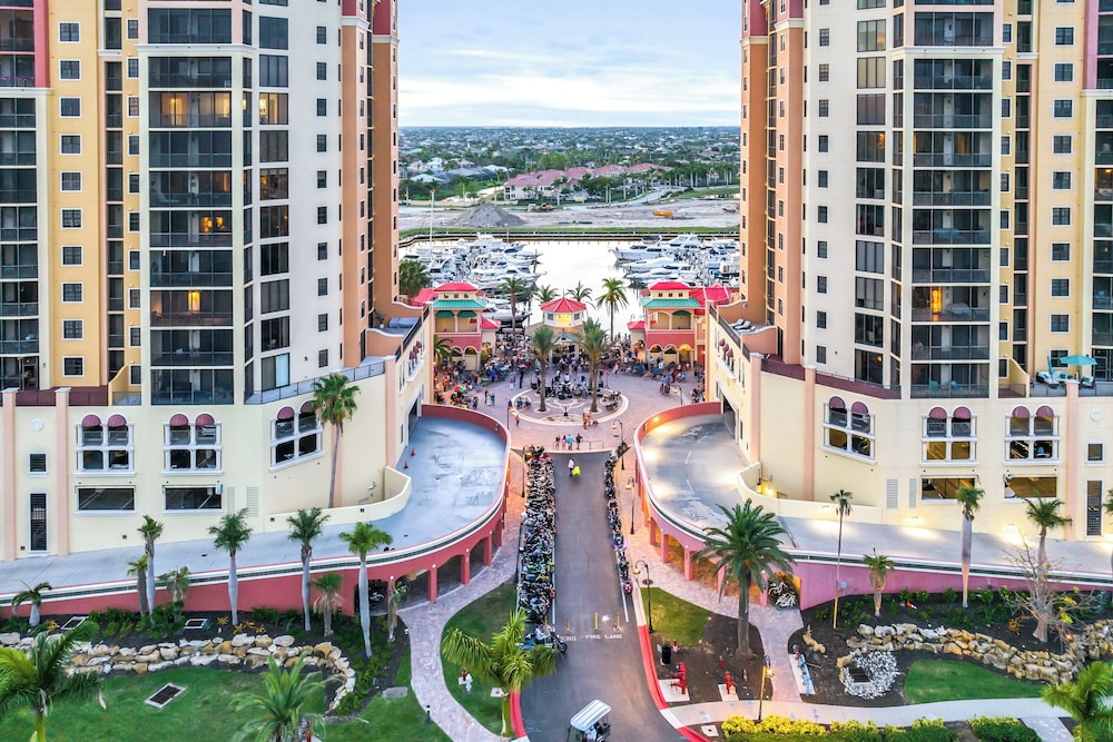 Walk to Marina + Restaurants: Cape Coral Escape!