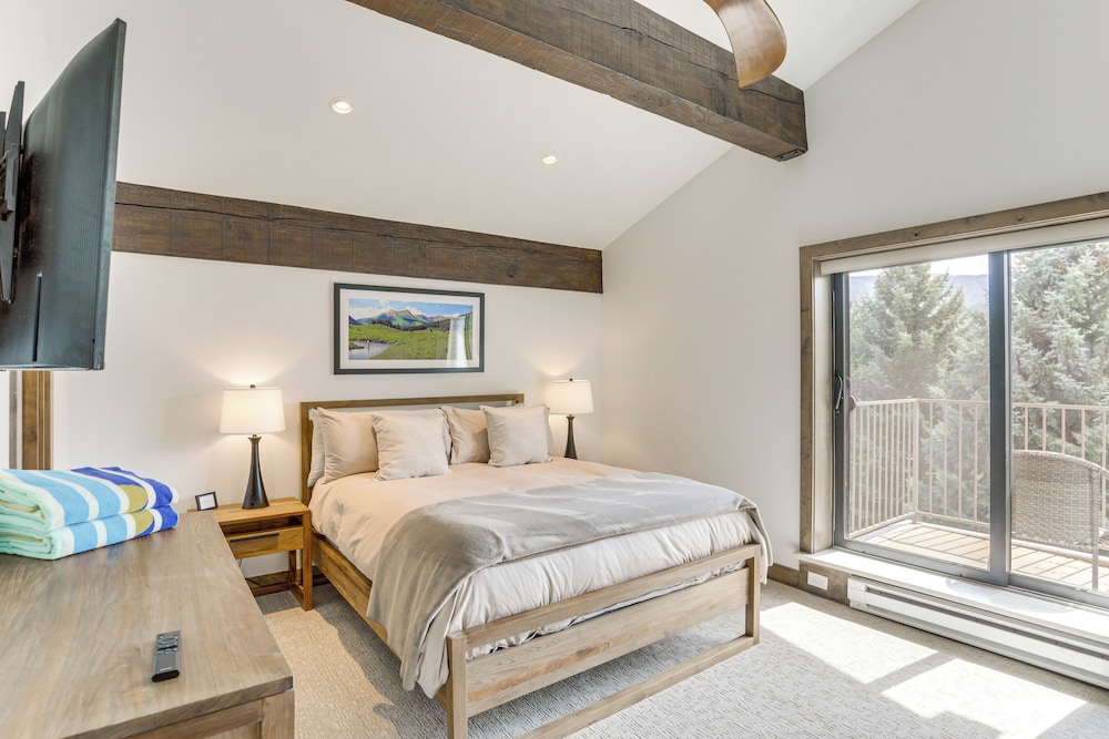 Sauna & Ski Shuttle Access: Mtn-view Condo in Avon