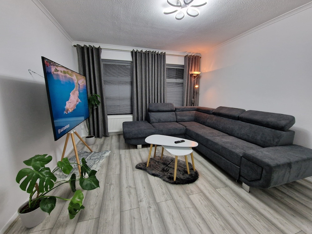 Modern And Spacious 3 Bedrooms Family House
