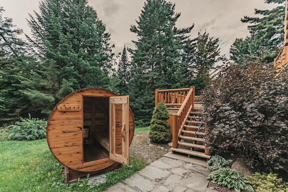 Harfang 51 - Stunning log Cottage With Private hot tub Pool and Scandinavian dry Barrel Sauna